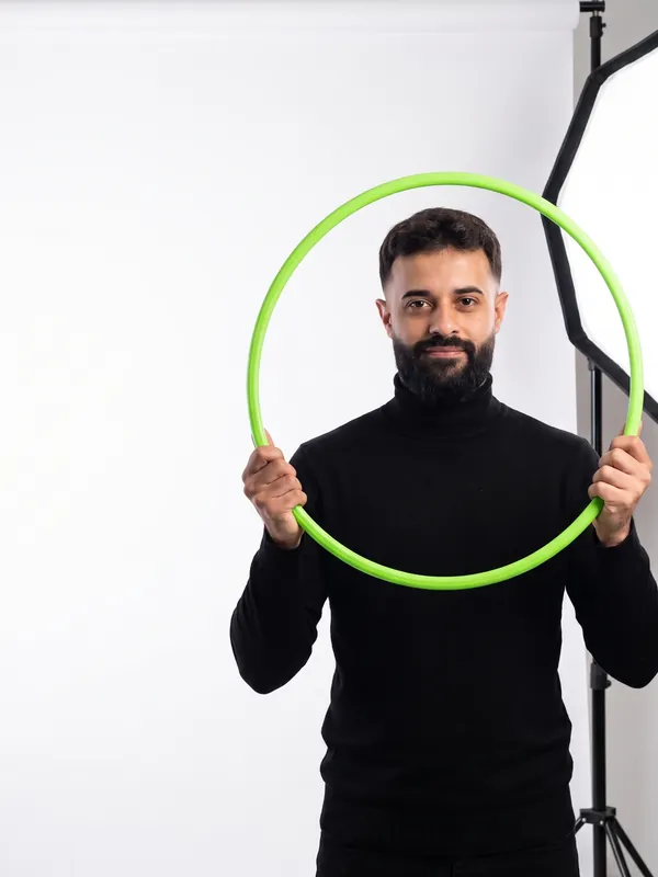 Foto gerada do Israel Meira: Segurando um aro lime em volta do rosto