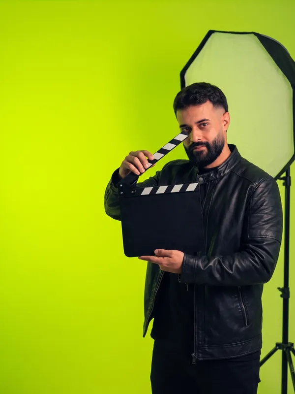 Foto gerada do Israel Meira: Com uma claquete, num estúdio de fundo lime