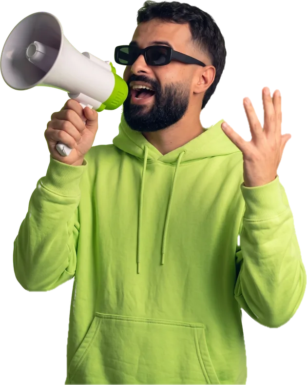Israel Meira de moletom lime, falando num megafone