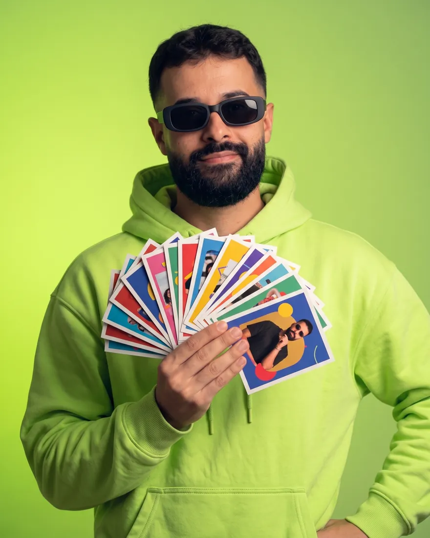 Israel Meira de moletom lime, segurando um leque de posts impressos