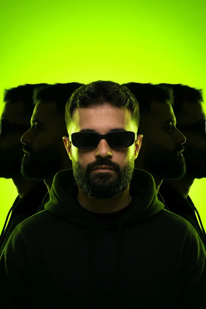 Israel Meira de óculos escuros e moletom preto, de frente, entre silhuetas espelhadas do perfil dele, sobre fundo lime