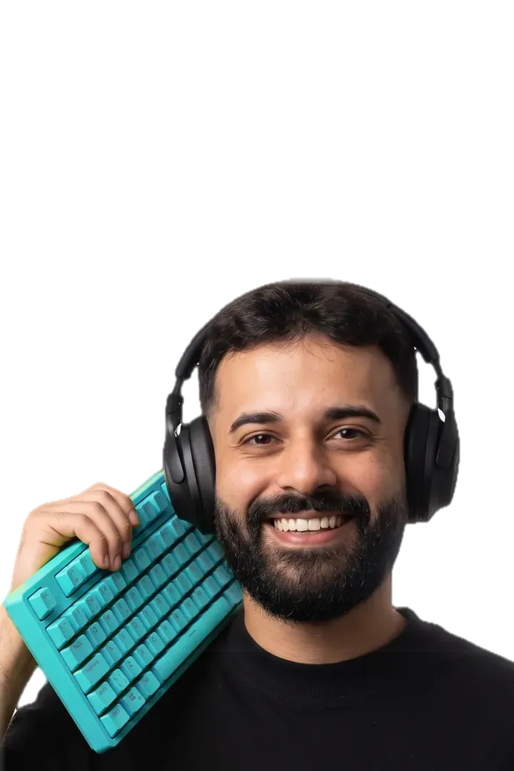 Israel Meira de fone de ouvido, sorrindo, com um teclado ciano no ombro